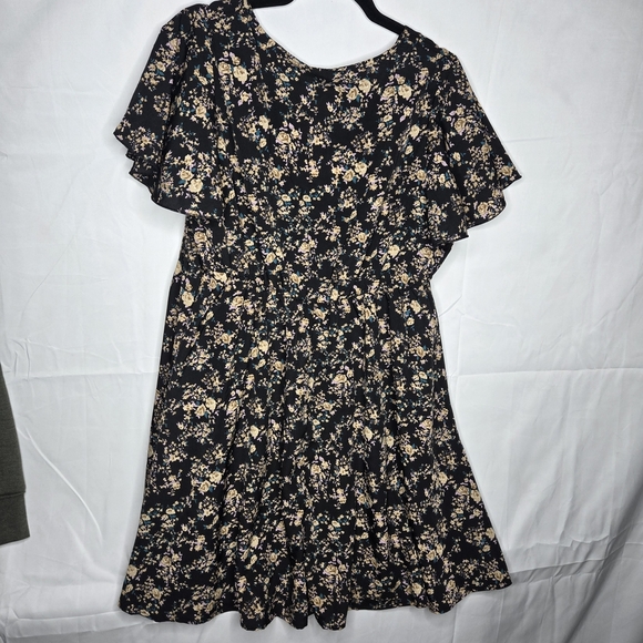 NWT Women’s 1X Black Floral Dress Short Sleeve Fit & Flare Casual Boho - Picture 6 of 7